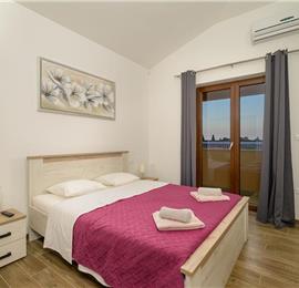 4 bedroom villa bedroom with pool, Svetvinčenat, Istria, sleeps 8